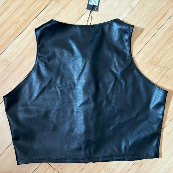 NWT PrettyLittleThing - Black Faux Leather Racer Neck Zip Front Crop Top - Picture 3 of 5